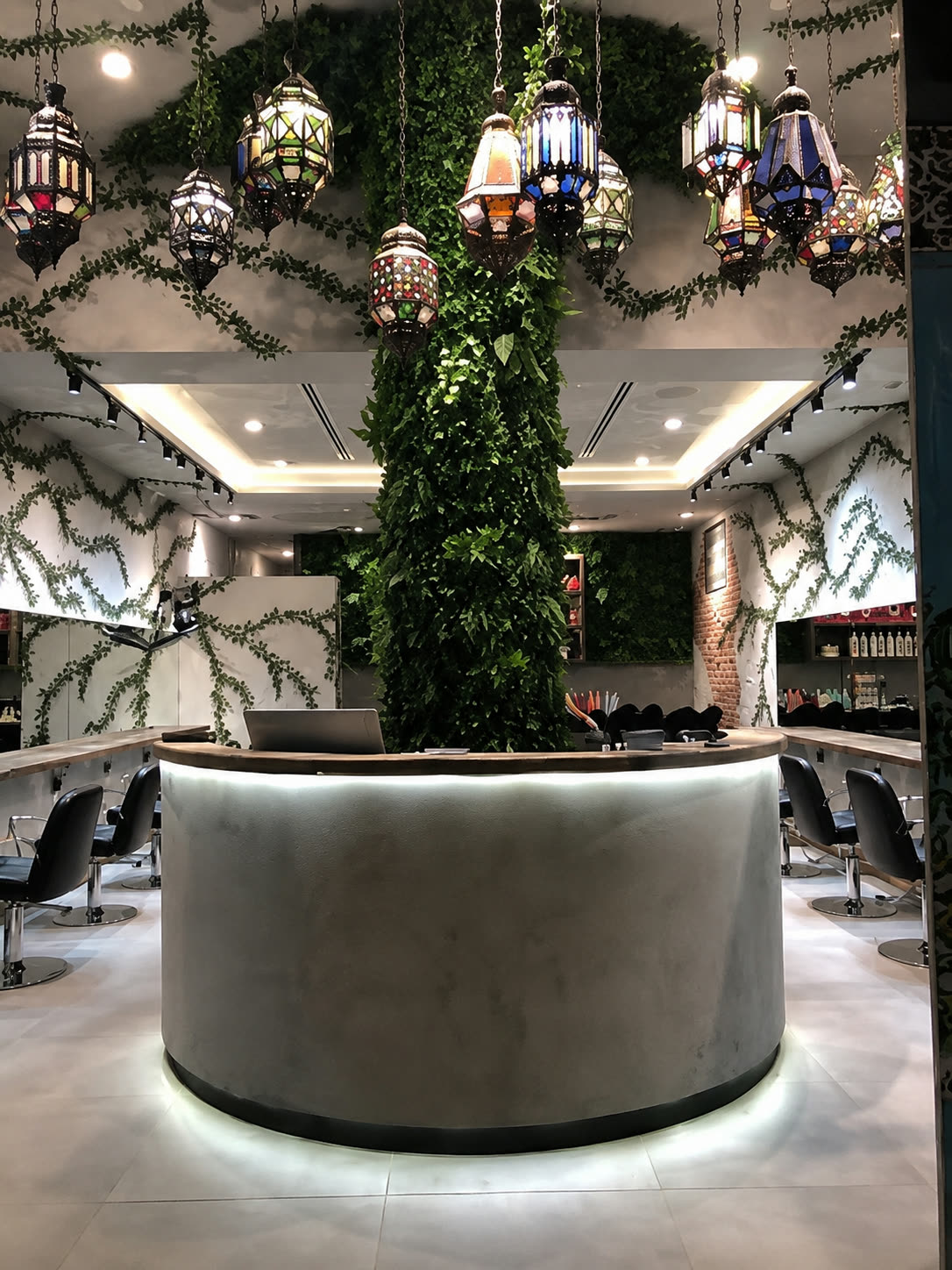 Royals salon 7
